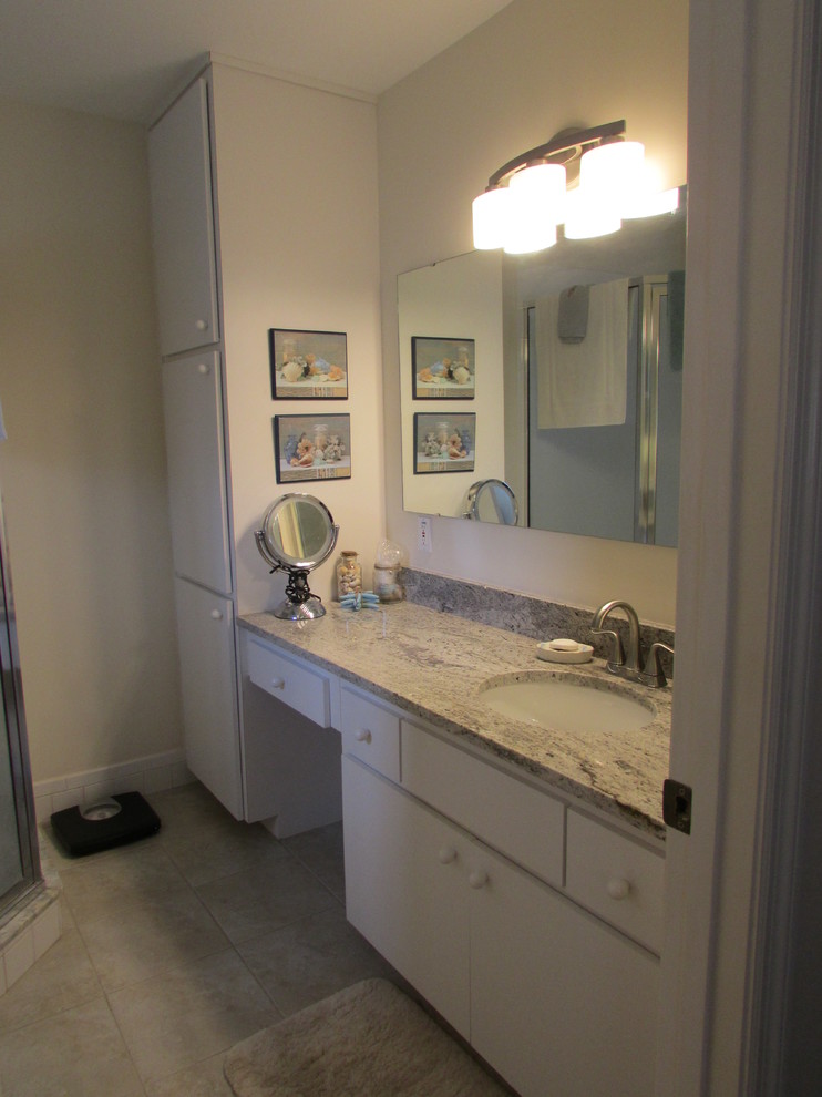 Aménagement d'une petite salle de bain principale classique avec une baignoire en alcôve, un combiné douche/baignoire, un carrelage gris, des carreaux de porcelaine, un mur jaune, un sol en carrelage de porcelaine, un lavabo encastré et un plan de toilette en granite.