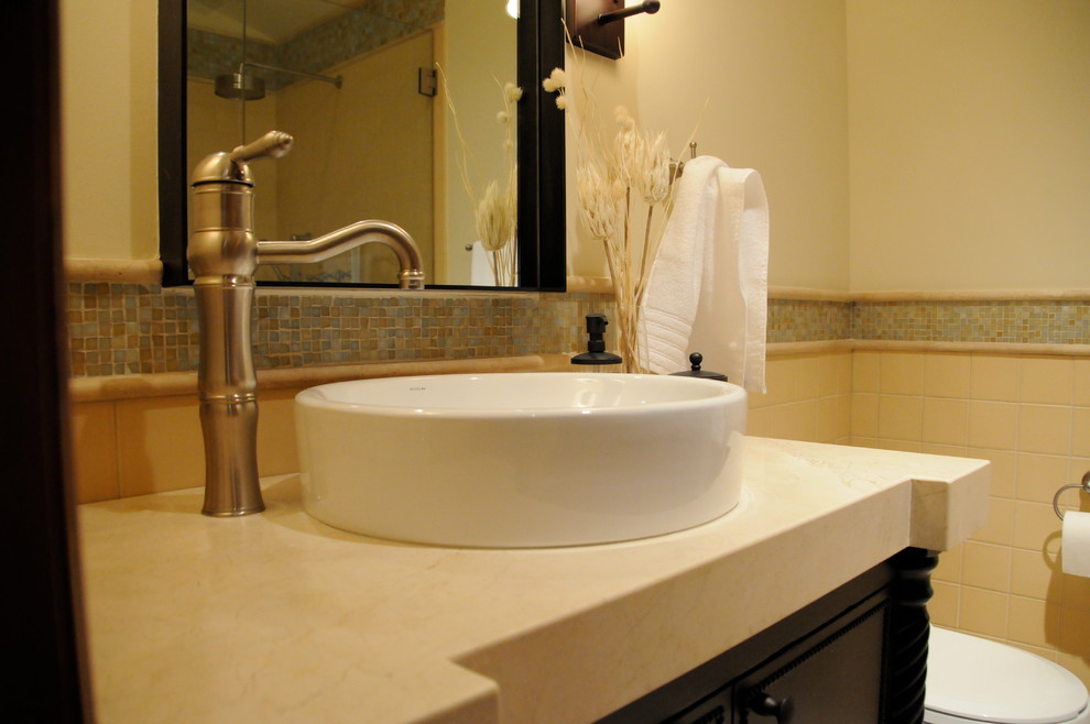 Exempel på ett mellanstort modernt badrum med dusch, med luckor med infälld panel, svarta skåp, en dusch i en alkov, en toalettstol med hel cisternkåpa, porslinskakel, beige väggar, ett fristående handfat och bänkskiva i täljsten