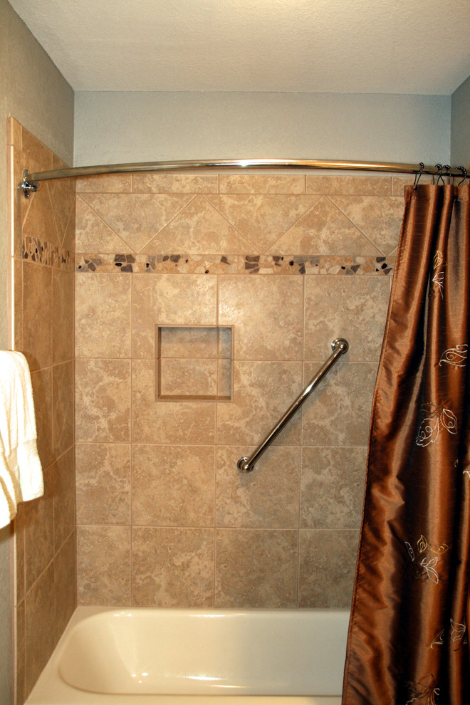 Foto på ett mellanstort funkis badrum, med ett platsbyggt badkar, en dusch/badkar-kombination, beige kakel, keramikplattor och vita väggar