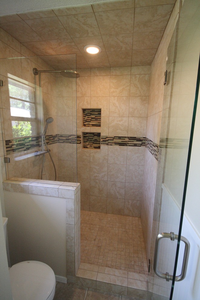 Exempel på ett mellanstort modernt en-suite badrum, med en dusch i en alkov, beige kakel, keramikplattor, vita väggar och klinkergolv i keramik