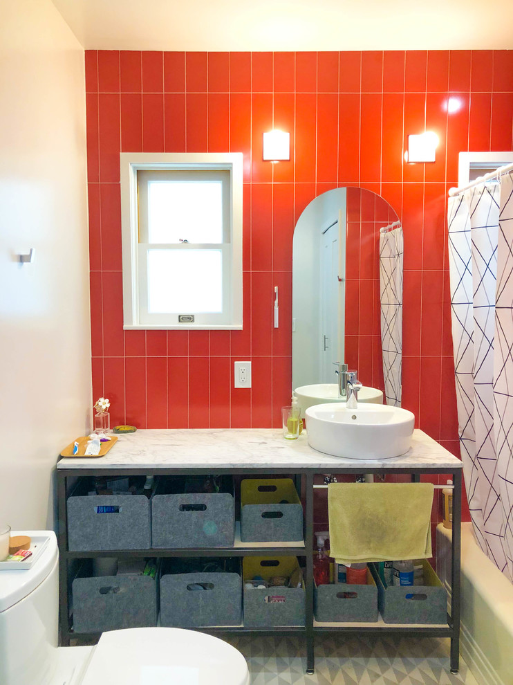 Пример оригинального дизайна: главная ванная комната среднего размера в стиле модернизм с открытыми фасадами, белыми фасадами, ванной в нише, душем над ванной, раздельным унитазом, керамической плиткой, полом из линолеума, настольной раковиной, столешницей из кварцита, разноцветным полом, шторкой для ванной, белой столешницей, красной плиткой, красными стенами, нишей, тумбой под одну раковину и встроенной тумбой