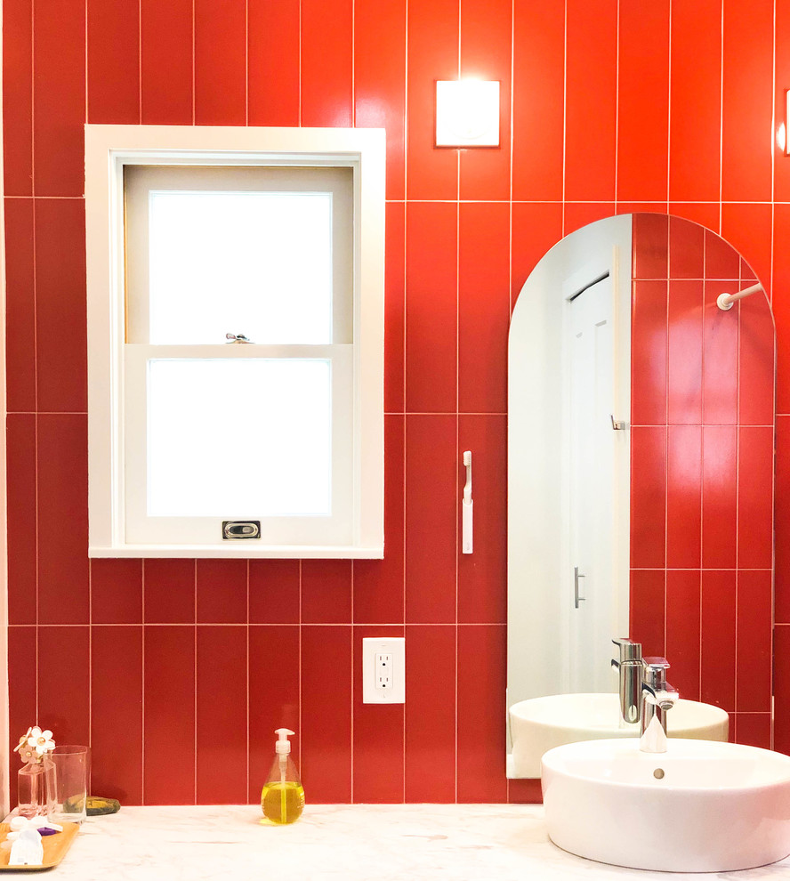 На фото: главная ванная комната среднего размера в стиле модернизм с открытыми фасадами, белыми фасадами, красной плиткой, столешницей из кварцита, белой столешницей, раздельным унитазом, керамической плиткой, красными стенами, настольной раковиной, ванной в нише, душем над ванной, шторкой для ванной, нишей, тумбой под одну раковину и встроенной тумбой