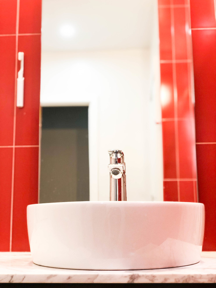 На фото: главная ванная комната среднего размера в стиле модернизм с открытыми фасадами, белыми фасадами, раздельным унитазом, красной плиткой, керамической плиткой, красными стенами, настольной раковиной, столешницей из кварцита, белой столешницей, шторкой для ванной, нишей, тумбой под одну раковину, подвесной тумбой, ванной в нише и душем в нише
