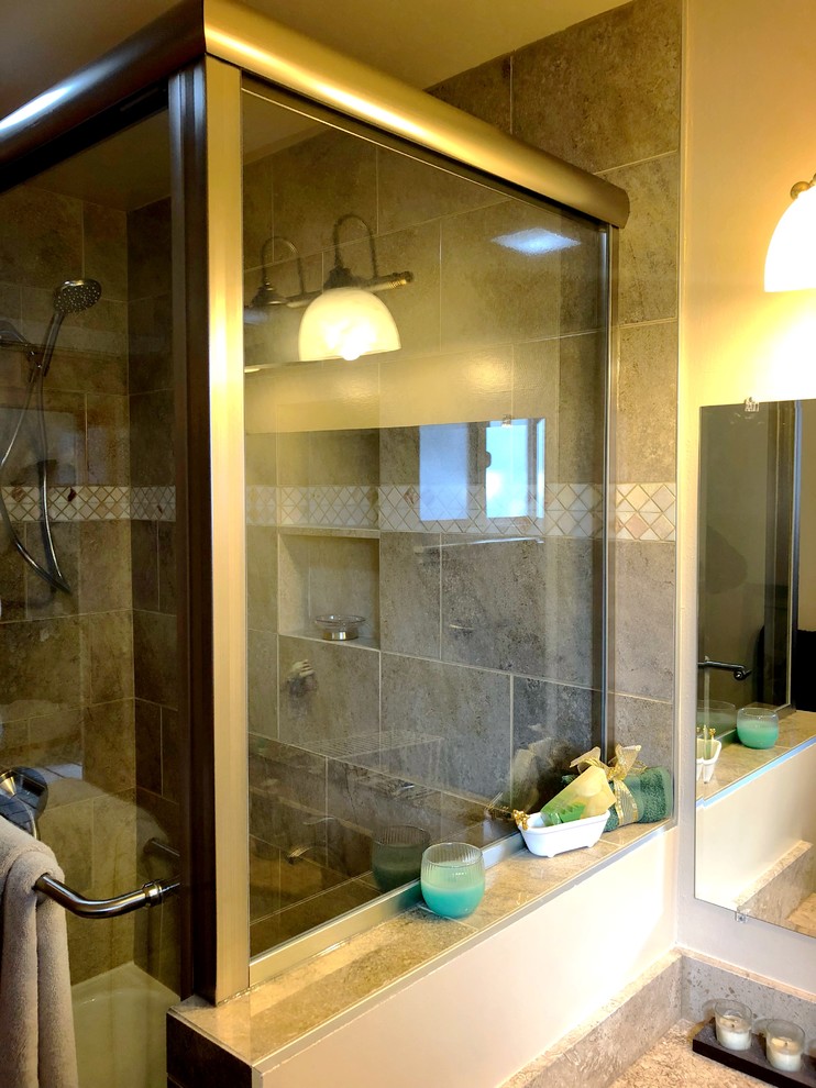 Idéer för att renovera ett mellanstort vintage beige beige en-suite badrum, med en hörndusch, beige kakel, porslinskakel, beige väggar, travertin golv, ett undermonterad handfat, kaklad bänkskiva, beiget golv och dusch med gångjärnsdörr