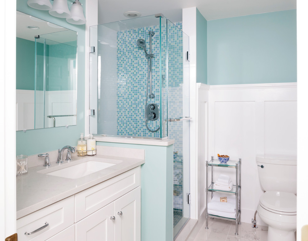 Exempel på ett klassiskt en-suite badrum, med vita skåp, en hörndusch, blå kakel, blå väggar och marmorgolv