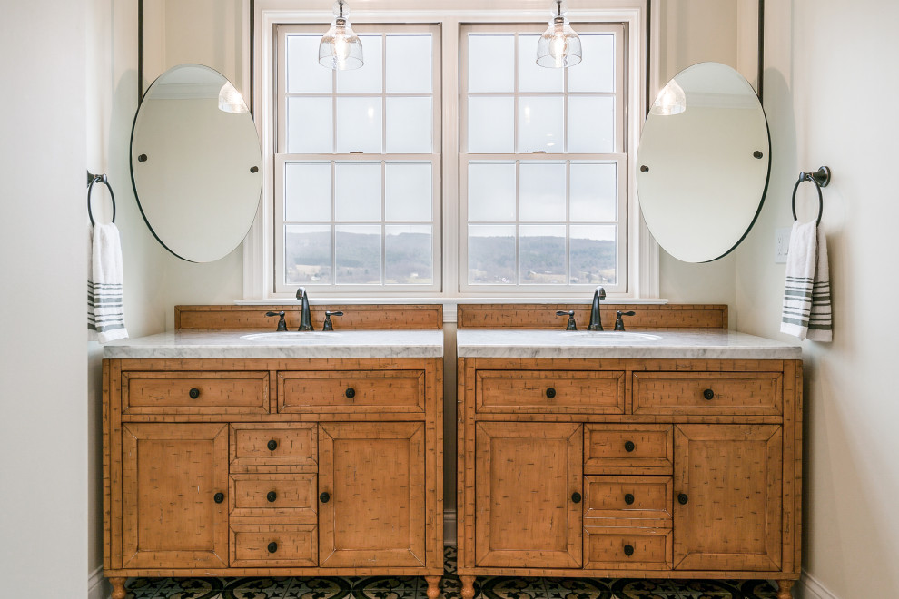 Idéer för att renovera ett stort vintage grå grått en-suite badrum, med skåp i mellenmörkt trä, beige väggar, ett undermonterad handfat, flerfärgat golv och skåp i shakerstil