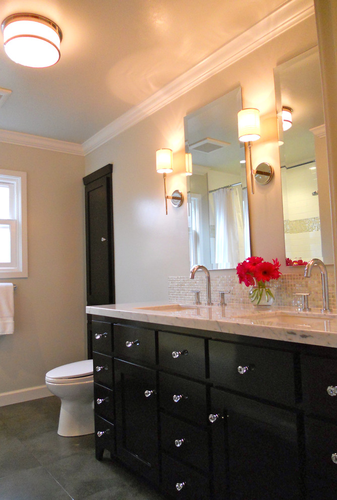 Idéer för ett mellanstort klassiskt en-suite badrum, med ett undermonterad handfat, möbel-liknande, skåp i mörkt trä, marmorbänkskiva, ett undermonterat badkar, en dusch/badkar-kombination, en toalettstol med separat cisternkåpa, grå kakel, porslinskakel, grå väggar och klinkergolv i porslin
