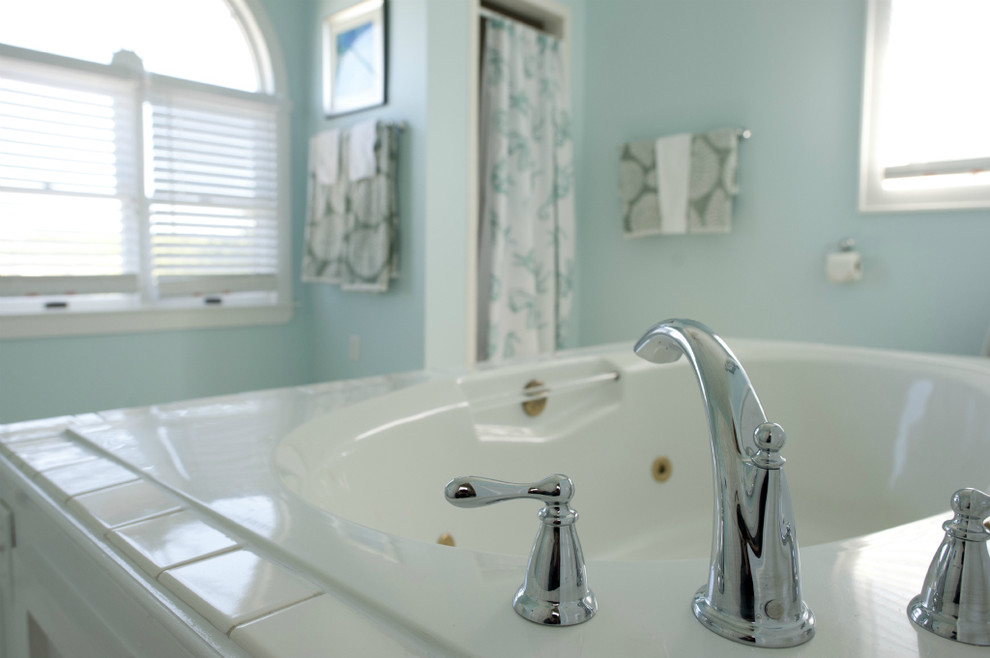 Immagine di una stanza da bagno padronale costiera con pareti blu