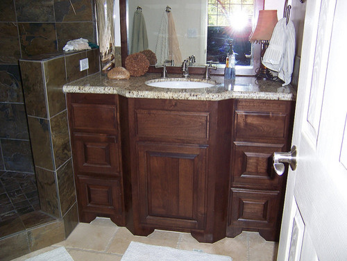 Inspiration för ett mellanstort vintage badrum med dusch, med luckor med upphöjd panel, skåp i mörkt trä, en dusch i en alkov, grå kakel, skifferkakel, vita väggar, skiffergolv, ett undermonterad handfat, granitbänkskiva, brunt golv och med dusch som är öppen