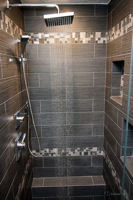Foto de cuarto de baño contemporáneo de tamaño medio con ducha empotrada, baldosas y/o azulejos grises, baldosas y/o azulejos de porcelana y paredes marrones