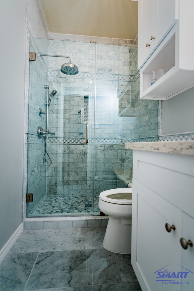 На фото: маленькая ванная комната в классическом стиле с белыми фасадами, унитазом-моноблоком, серой плиткой, серыми стенами, серым полом, белой столешницей, фасадами в стиле шейкер, душем в нише, керамической плиткой, полом из мозаичной плитки, душевой кабиной, врезной раковиной, мраморной столешницей, душем с распашными дверями, сиденьем для душа, тумбой под одну раковину, напольной тумбой, кессонным потолком и панелями на стенах для на участке и в саду с