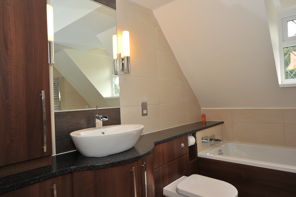 Modernes Badezimmer mit dunklen Holzschränken und Keramikfliesen in London