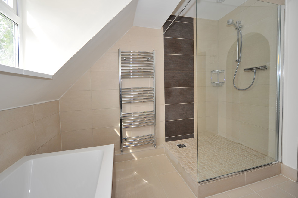 Ejemplo de cuarto de baño contemporáneo con puertas de armario de madera en tonos medios y baldosas y/o azulejos de cerámica
