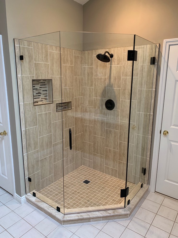 Источник вдохновения для домашнего уюта: ванная комната среднего размера в классическом стиле с угловым душем, бежевой плиткой, керамогранитной плиткой, бежевым полом и душем с распашными дверями