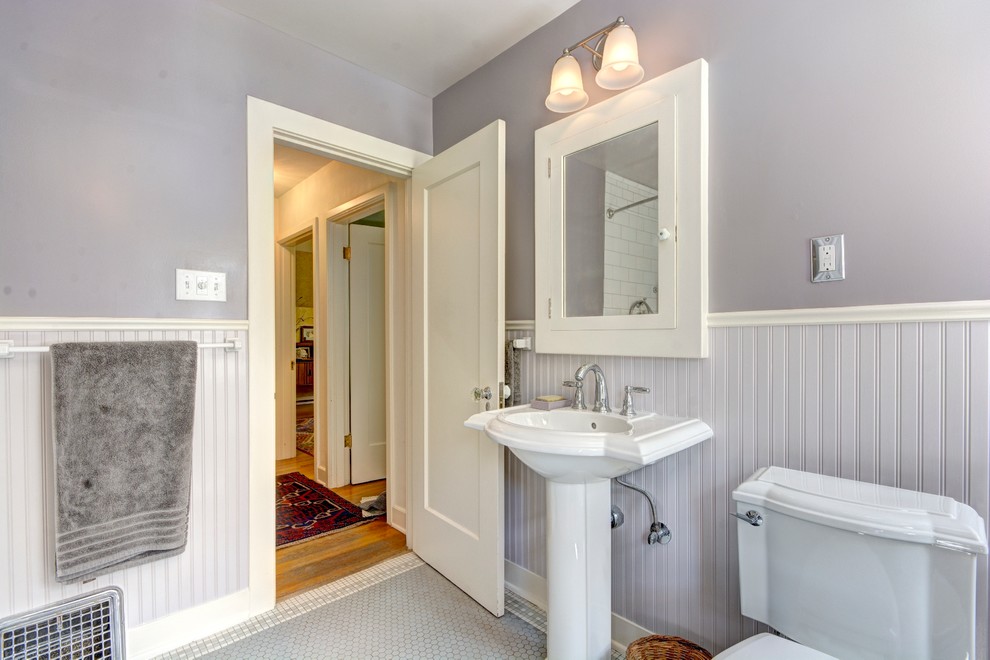 Mittelgroßes Klassisches Duschbad mit Wandtoilette mit Spülkasten, Keramikboden, Sockelwaschbecken, weißem Boden und lila Wandfarbe in Portland