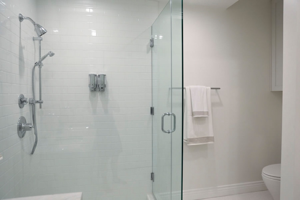 Modernes Badezimmer mit Falttür-Duschabtrennung in Los Angeles