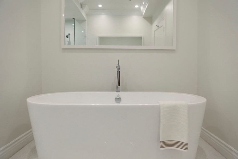 Ejemplo de cuarto de baño contemporáneo con ducha con puerta con bisagras