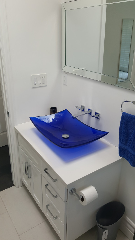 Kleines Modernes Badezimmer mit weißen Schränken, blauen Fliesen, Glasfliesen, weißer Waschtischplatte und Einzelwaschbecken in Los Angeles