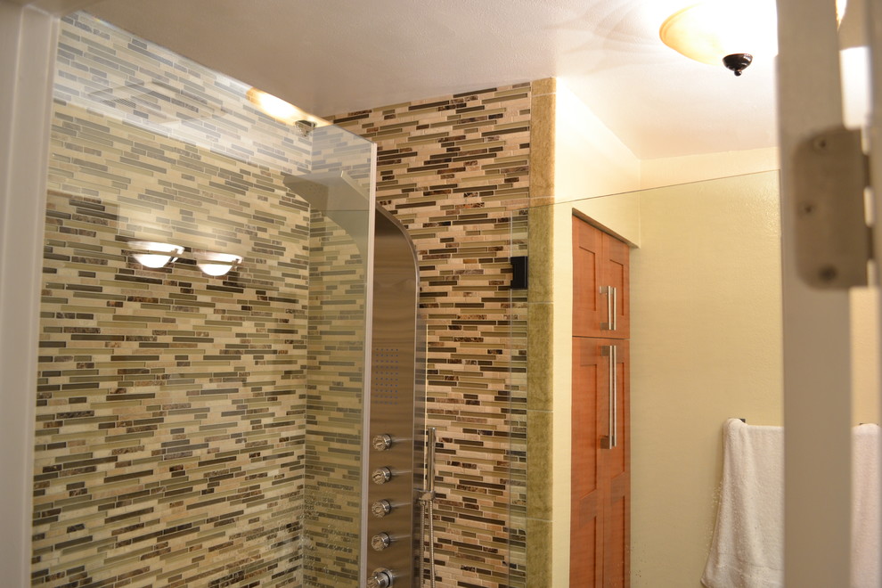 На фото: ванная комната среднего размера в современном стиле с фасадами в стиле шейкер, душем в нише, раздельным унитазом, плиткой из листового стекла, бежевыми стенами, полом из керамогранита, душевой кабиной, врезной раковиной и столешницей из гранита