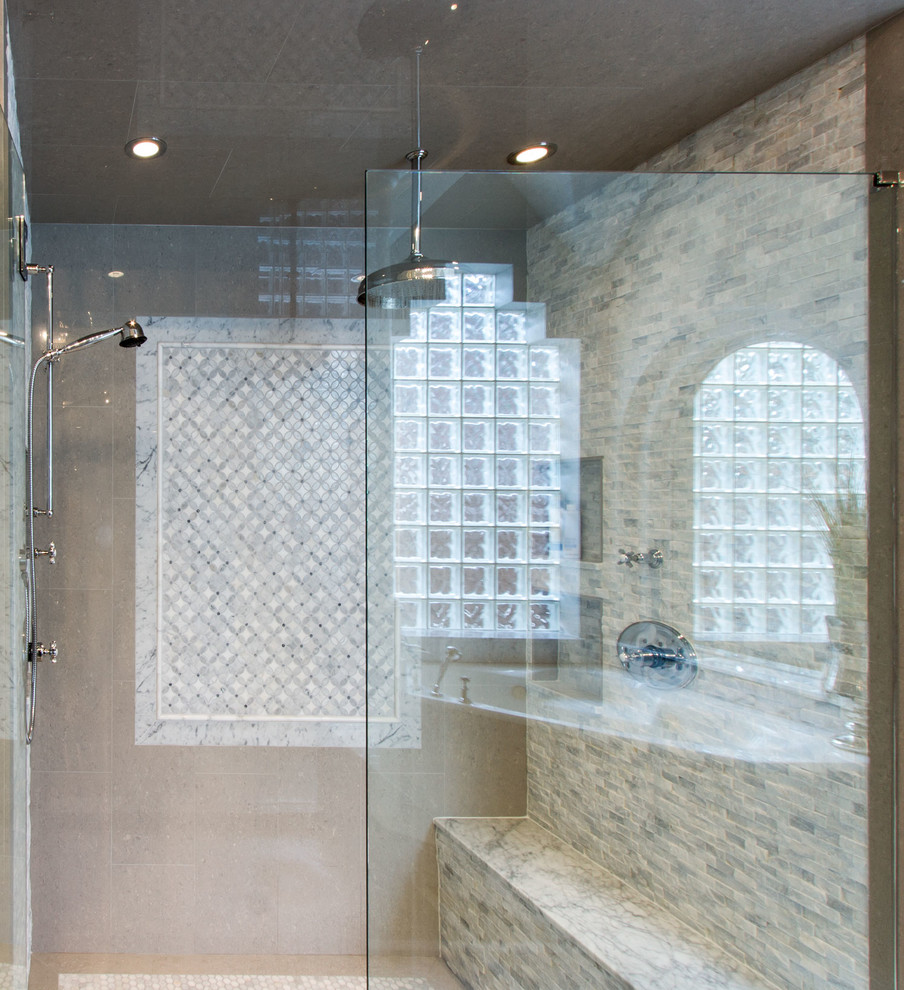Пример оригинального дизайна: большая главная ванная комната в современном стиле с врезной раковиной, фасадами островного типа, серыми фасадами, мраморной столешницей, душем без бортиков, унитазом-моноблоком, серой плиткой, серыми стенами и полом из керамогранита