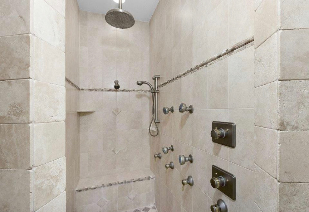 Exempel på ett stort exotiskt beige beige en-suite badrum, med luckor med profilerade fronter, skåp i mellenmörkt trä, ett platsbyggt badkar, en dusch i en alkov, en toalettstol med separat cisternkåpa, beige kakel, travertinkakel, beige väggar, terrazzogolv, ett nedsänkt handfat, marmorbänkskiva, beiget golv och med dusch som är öppen