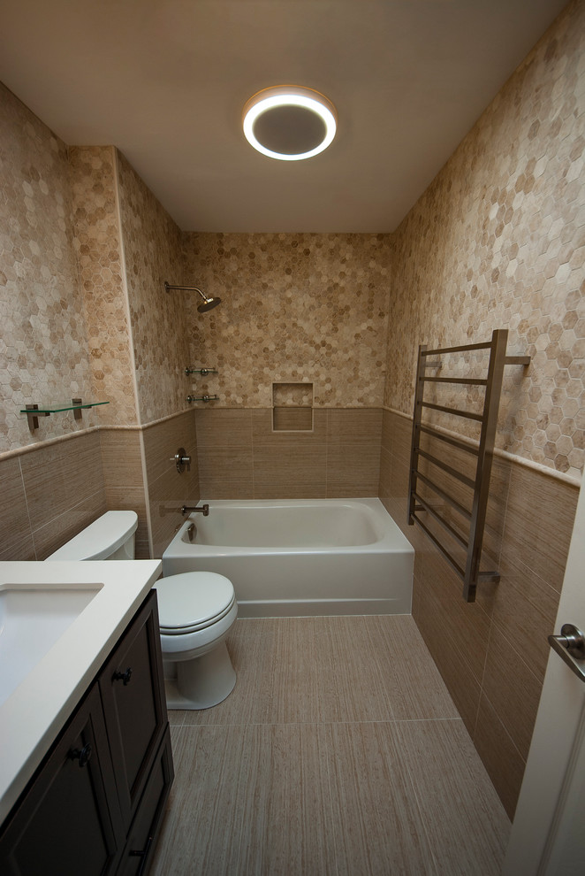 Inspiration för mellanstora en-suite badrum, med luckor med infälld panel, bruna skåp, ett badkar i en alkov, en dusch/badkar-kombination, en toalettstol med separat cisternkåpa, beige kakel, kakelplattor, beige väggar, klinkergolv i porslin, ett undermonterad handfat, bänkskiva i kvarts, beiget golv och med dusch som är öppen