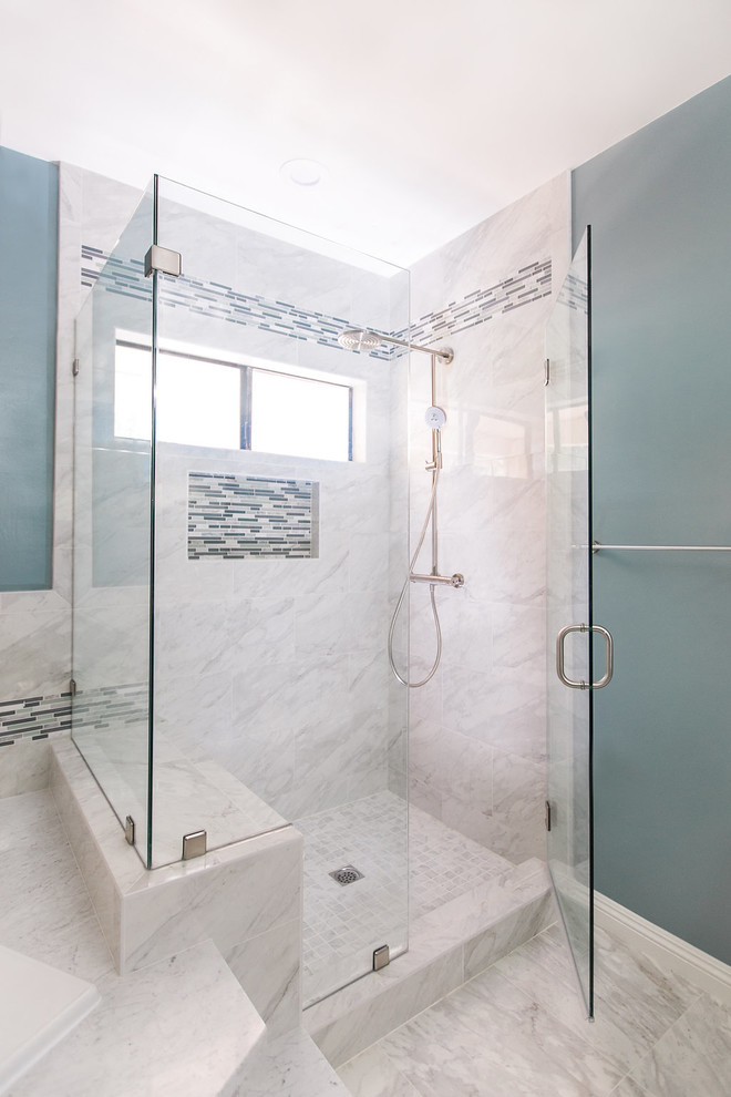 Idée de décoration pour une salle de bain principale minimaliste de taille moyenne avec un placard à porte shaker, des portes de placard bleues, une baignoire posée, une douche d'angle, WC à poser, un carrelage blanc, du carrelage en marbre, un mur bleu, un sol en marbre, un lavabo encastré, un plan de toilette en quartz, un sol blanc, une cabine de douche à porte battante et un plan de toilette blanc.