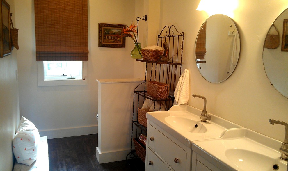 Cette image montre une salle de bain bohème avec un placard à porte plane, des portes de placard blanches, une baignoire en alcôve, un combiné douche/baignoire, WC séparés, un carrelage blanc et des carreaux de céramique.
