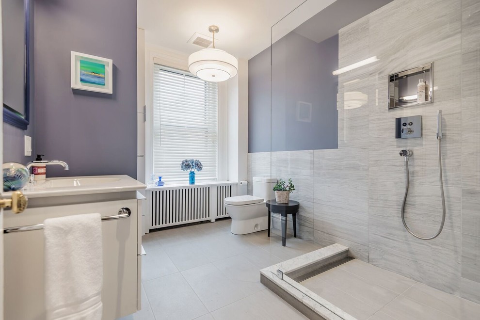Exempel på ett mellanstort modernt en-suite badrum, med beige kakel, vita skåp, en öppen dusch, en toalettstol med hel cisternkåpa, porslinskakel, lila väggar, klinkergolv i porslin, ett integrerad handfat, bänkskiva i akrylsten, med dusch som är öppen och släta luckor