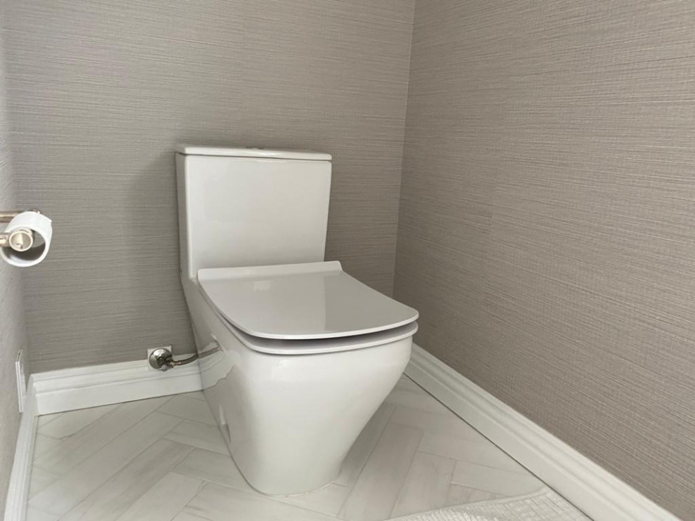 Esempio di una grande stanza da bagno padronale moderna con ante a filo, ante grigie, vasca freestanding, vasca/doccia, pavimento in cementine, lavabo da incasso e pavimento bianco
