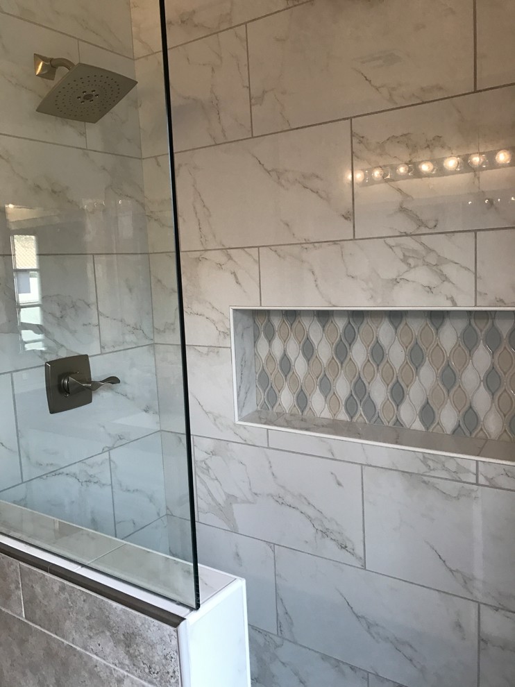 Exempel på ett litet klassiskt badrum med dusch, med luckor med lamellpanel, vita skåp, en öppen dusch, en toalettstol med separat cisternkåpa, grå kakel, porslinskakel, vita väggar, klinkergolv i småsten, ett undermonterad handfat och granitbänkskiva