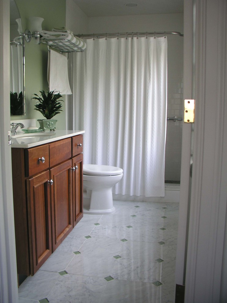Ejemplo de cuarto de baño tradicional con armarios con paneles empotrados, puertas de armario de madera oscura, ducha empotrada, paredes verdes y encimera de cuarcita