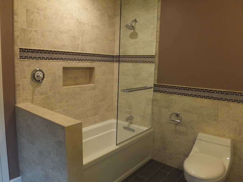 Klassisk inredning av ett mellanstort badrum med dusch, med luckor med profilerade fronter, skåp i mörkt trä, ett badkar i en alkov, en dusch/badkar-kombination, beige kakel, porslinskakel, bruna väggar, klinkergolv i porslin, ett undermonterad handfat, bänkskiva i kvarts, grått golv, med dusch som är öppen och en toalettstol med hel cisternkåpa