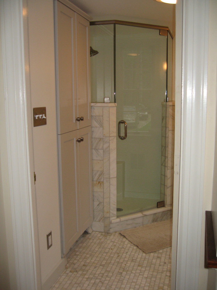 Идея дизайна: маленькая ванная комната в современном стиле с фасадами в стиле шейкер, бежевыми фасадами, угловым душем, раздельным унитазом, белой плиткой, керамогранитной плиткой, белыми стенами, полом из мозаичной плитки, душевой кабиной, раковиной с пьедесталом, столешницей из искусственного камня, белым полом и душем с распашными дверями для на участке и в саду