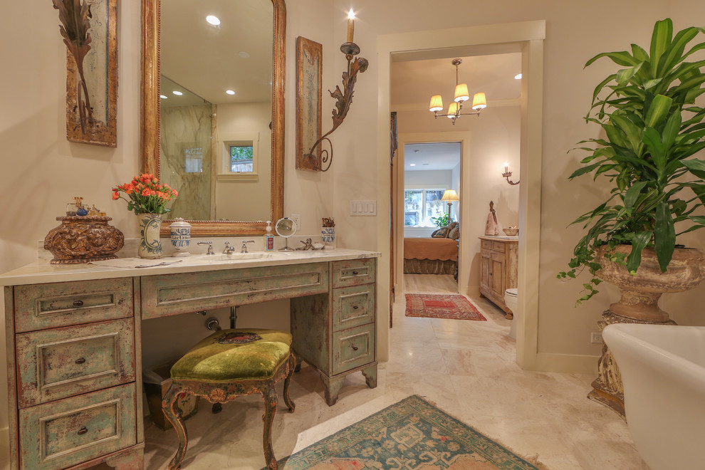 Exempel på ett stort modernt en-suite badrum, med ett undermonterad handfat, möbel-liknande, skåp i slitet trä, marmorbänkskiva, ett fristående badkar, en öppen dusch, vit kakel, beige kakel, grå kakel, vita väggar, marmorgolv, beiget golv, med dusch som är öppen, marmorkakel och en toalettstol med separat cisternkåpa