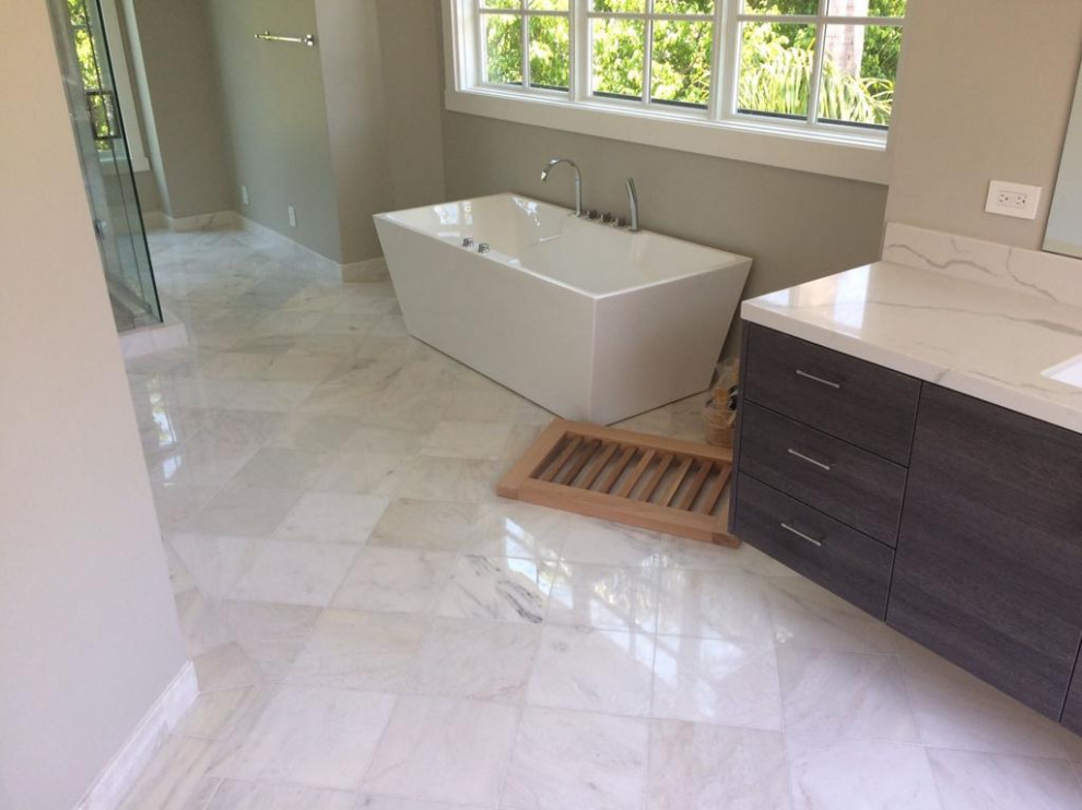 Aménagement d'une salle de bain principale moderne de taille moyenne avec un placard à porte plane, du carrelage en marbre, un sol en brique, un lavabo posé, un plan de toilette en marbre et un sol blanc.