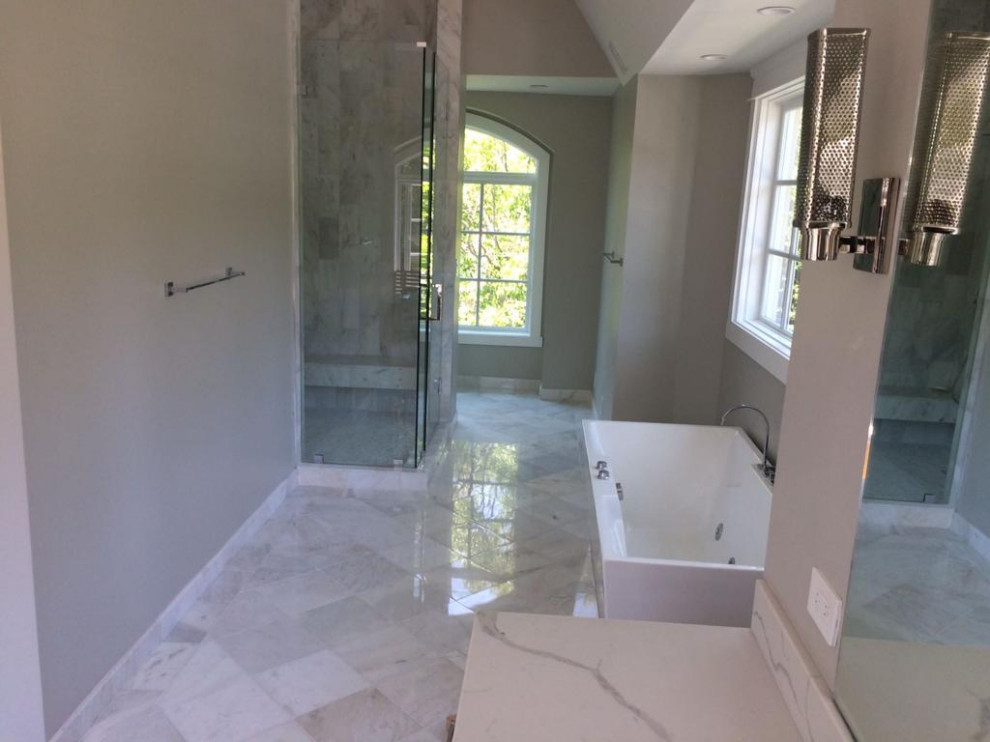 Cette photo montre une salle de bain principale moderne de taille moyenne avec un placard à porte plane, du carrelage en marbre, un sol en brique, un lavabo posé, un plan de toilette en marbre et un sol blanc.