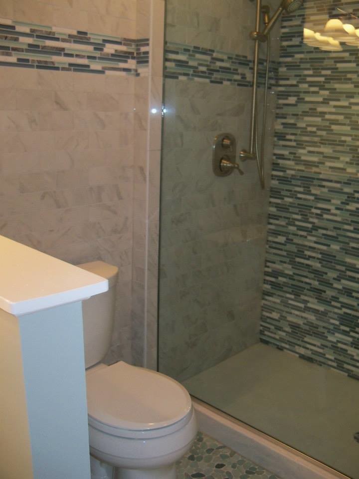 На фото: ванная комната среднего размера в морском стиле