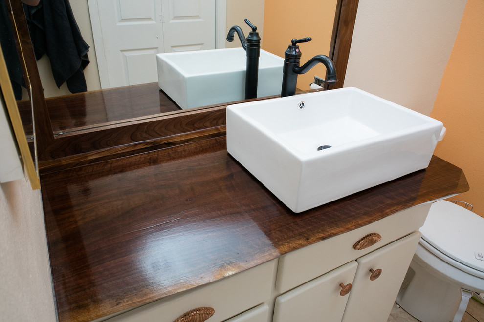 Idéer för ett mellanstort rustikt en-suite badrum, med släta luckor, vita skåp och träbänkskiva