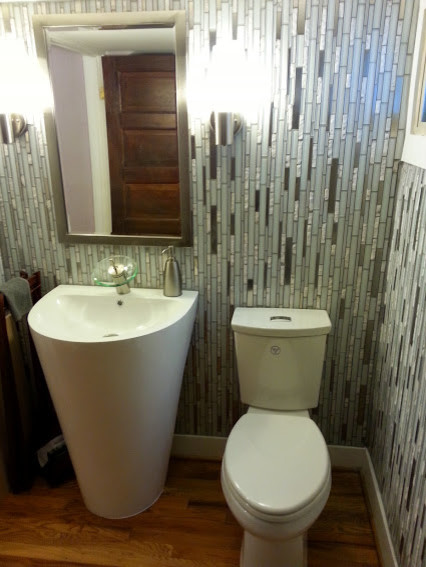 Kleines Modernes Badezimmer mit Sockelwaschbecken, Mineralwerkstoff-Waschtisch, Wandtoilette mit Spülkasten, weißen Fliesen, Glasfliesen, bunten Wänden und braunem Holzboden in Denver