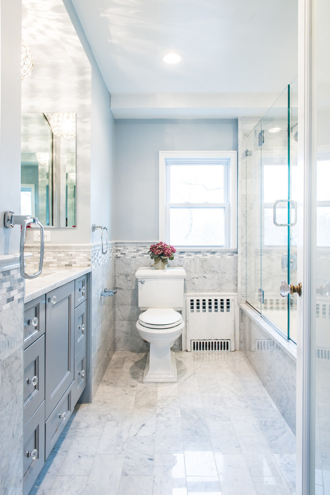 На фото: ванная комната среднего размера в стиле неоклассика (современная классика) с фасадами с утопленной филенкой, полновстраиваемой ванной, душем над ванной, раздельным унитазом, синей плиткой, керамогранитной плиткой, синими стенами, врезной раковиной, столешницей из искусственного кварца, серым полом и открытым душем