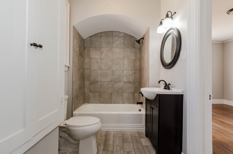 Источник вдохновения для домашнего уюта: маленькая ванная комната в современном стиле с фасадами островного типа, темными деревянными фасадами, ванной в нише, душем в нише, раздельным унитазом, бежевой плиткой, керамической плиткой, белыми стенами, полом из керамической плитки, душевой кабиной, раковиной с пьедесталом, столешницей из известняка, коричневым полом, шторкой для ванной и белой столешницей для на участке и в саду