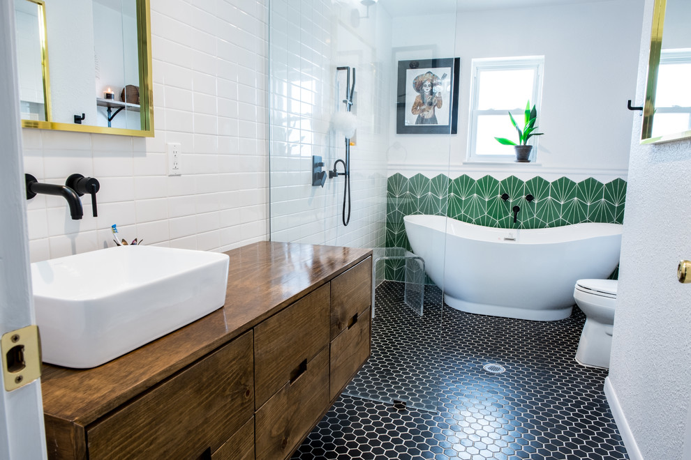 Idéer för ett eklektiskt brun en-suite badrum, med släta luckor, skåp i mellenmörkt trä, ett fristående badkar, en kantlös dusch, grön kakel, vita väggar, ett fristående handfat, träbänkskiva, svart golv och med dusch som är öppen