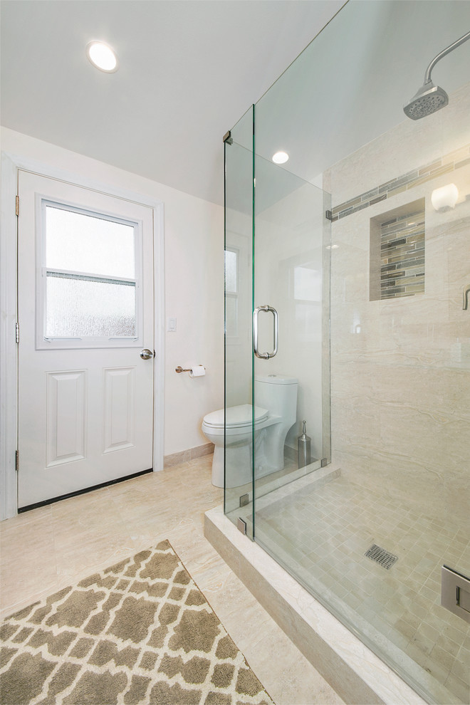 Esempio di una stanza da bagno con doccia minimal di medie dimensioni con ante lisce, ante in legno bruno, doccia ad angolo, piastrelle beige, piastrelle in gres porcellanato, pavimento in gres porcellanato, lavabo integrato e top in vetro