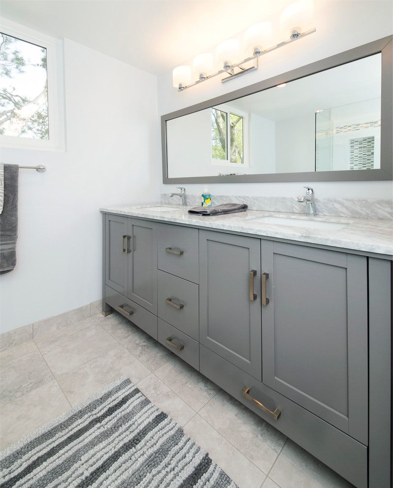 Exempel på ett mellanstort modernt en-suite badrum, med skåp i shakerstil, grå skåp, ett badkar i en alkov, beige kakel, porslinskakel, klinkergolv i porslin och marmorbänkskiva
