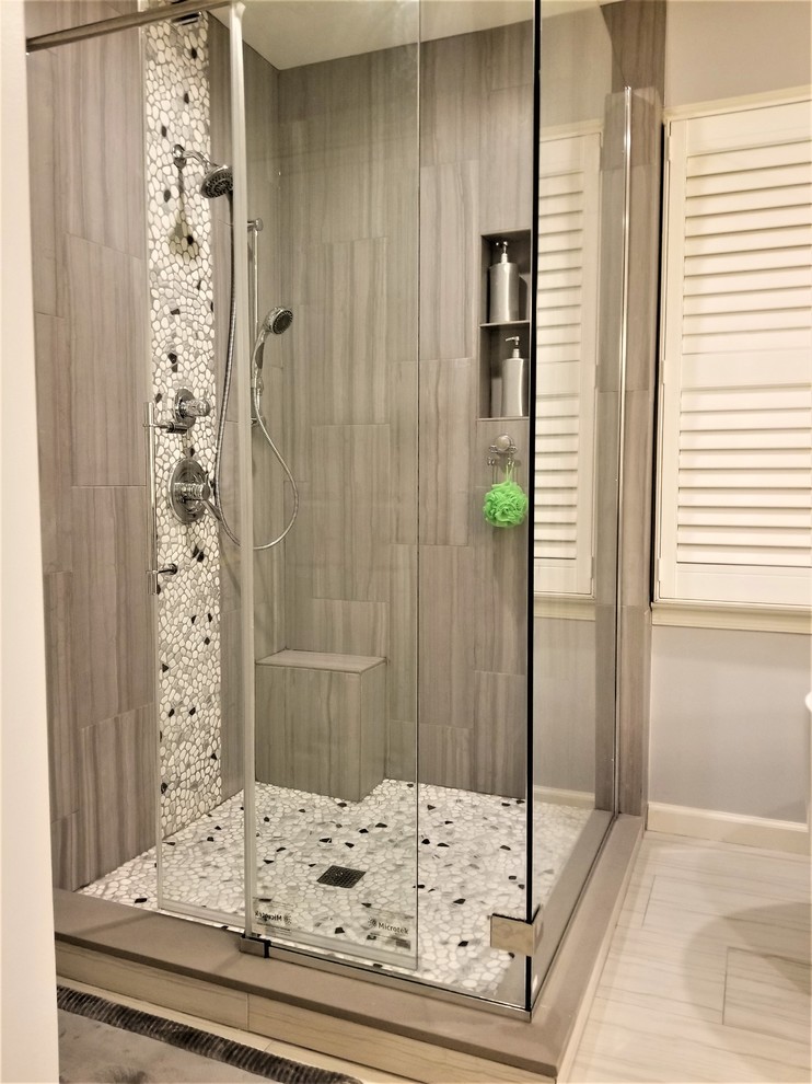 Klassisk inredning av ett stort beige beige en-suite badrum, med luckor med infälld panel, grå skåp, ett fristående badkar, en hörndusch, grå kakel, porslinskakel, grå väggar, klinkergolv i porslin, ett undermonterad handfat, granitbänkskiva, grått golv och dusch med gångjärnsdörr