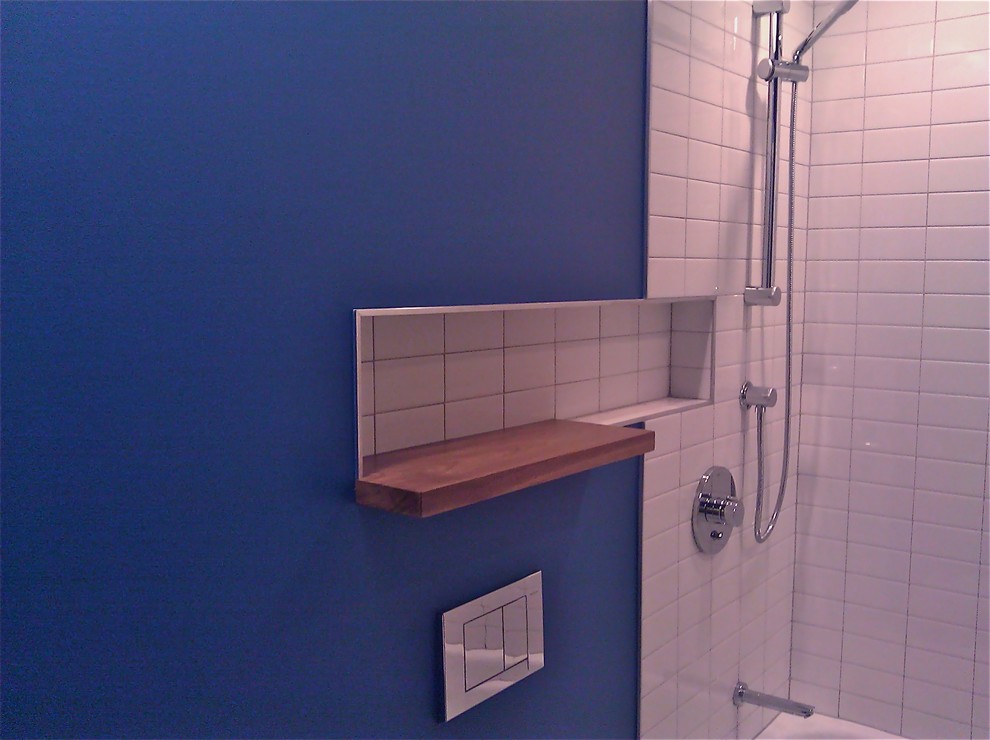 Bathroom - contemporary bathroom idea in Chicago