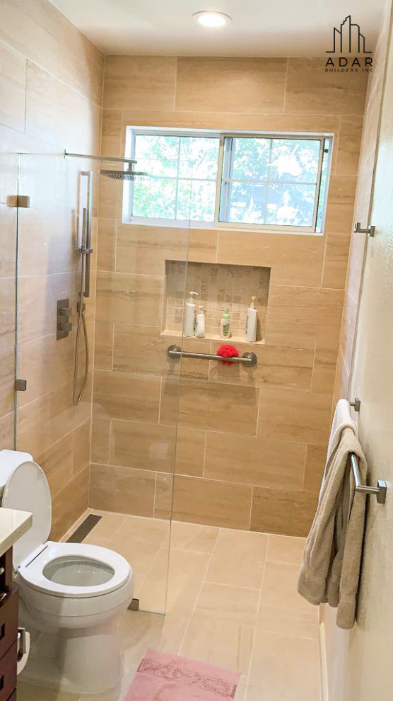 Klassisches Duschbad mit dunklen Holzschränken, Duschnische, beigen Fliesen, Steinfliesen, Granit-Waschbecken/Waschtisch und weißer Waschtischplatte in Los Angeles