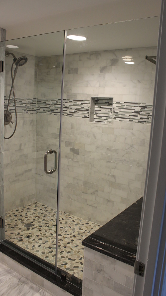Exemple d'une grande douche en alcôve principale tendance avec un lavabo encastré, un plan de toilette en granite, un carrelage multicolore et un sol en marbre.