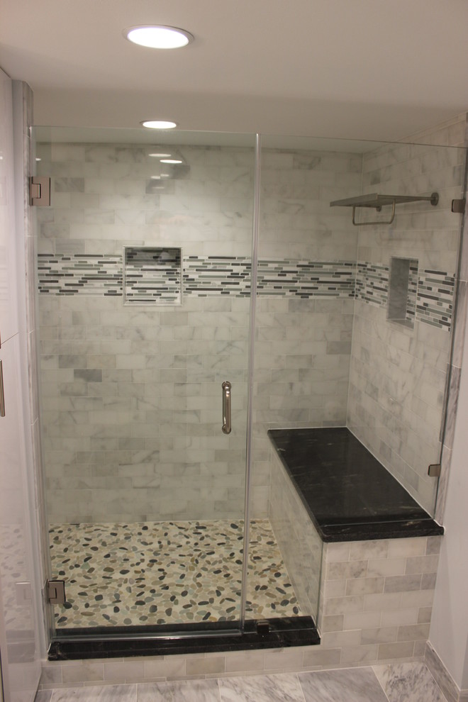 Пример оригинального дизайна: большая главная ванная комната в современном стиле с столешницей из гранита, душем в нише, разноцветной плиткой, синими стенами и полом из известняка